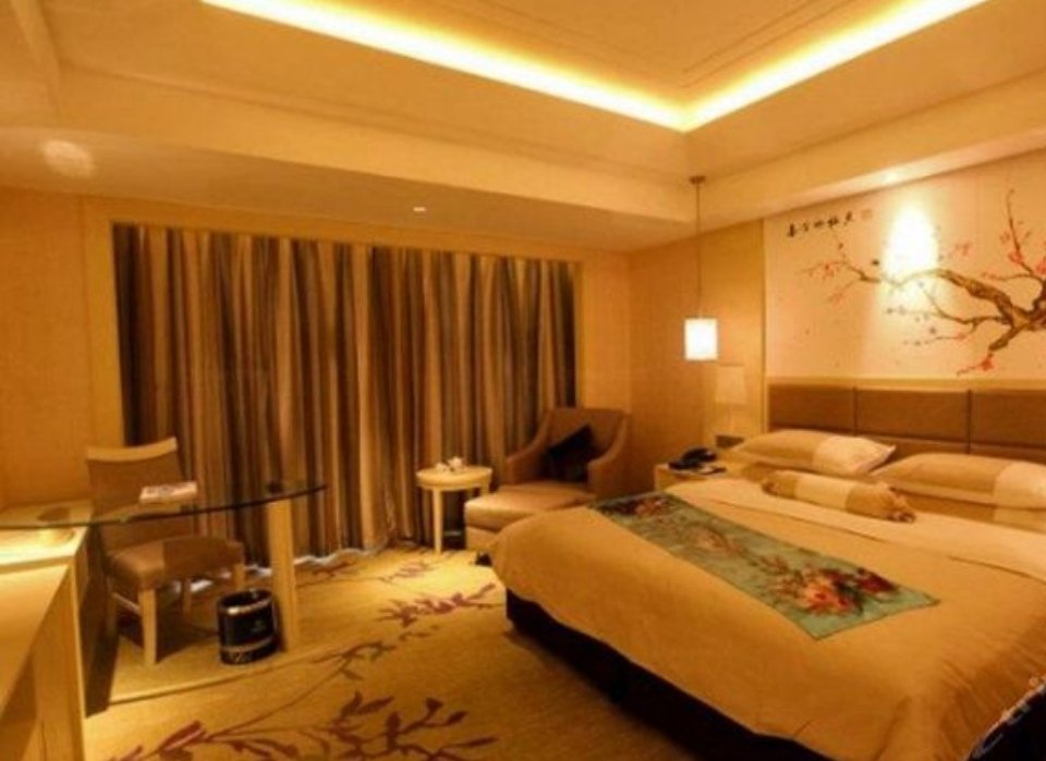 青岛一女子强行入住酒店又要全额退款，此女子为何这么做？