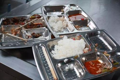 如何看待公司规定员工倒掉3次午餐将开除这件事?