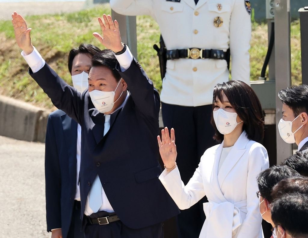 韩国总统尹锡悦每天通勤办公动用7百余警卫引发争议，你对此事件有啥评价？