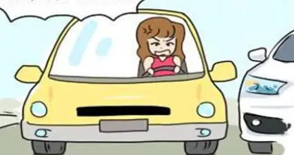 常台高速一女司机欲从两车中间超车致多车事故，开车抱有侥幸心理有多可怕？