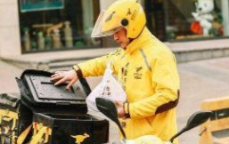 美团骑手殴打顾客后疑似仍正常工作，当事人对此有何回应？