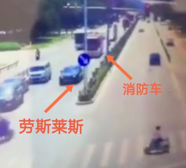 宁波消防车追尾牌照5个8劳斯莱斯，这场事故该谁赔钱？