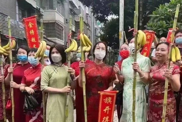 高考拿甘蔗上绑香蕉的寓意是什么呢？