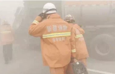 新疆强风，学生们上课路上被风吹走，造成这种天气的原因是什么？