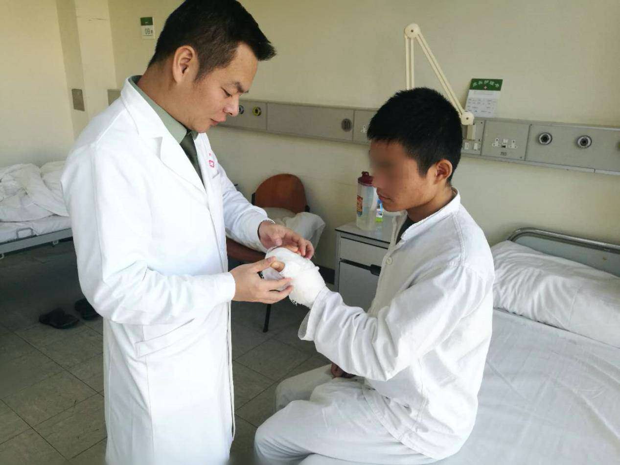 湖南一急诊科医生还是散打冠军，当医生的要求有多高？