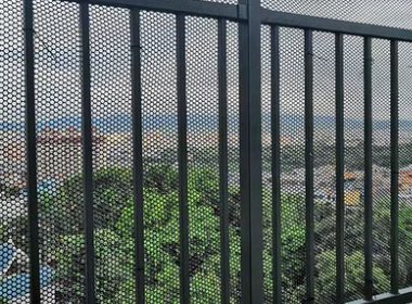 太过惊险！女子失足掉下后悬挂在3楼邻居的雨棚上，阳台该不该做防护网？