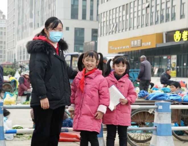 杭州一对双胞胎姐妹玩捉迷藏捡20万现金，这笔钱最后物归原主了吗？