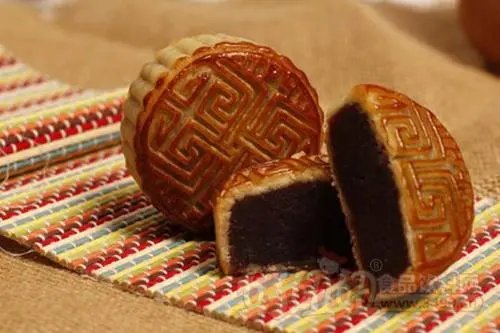 北京一公司没发月饼，员工将经理打住院了，员工的行为合法吗？