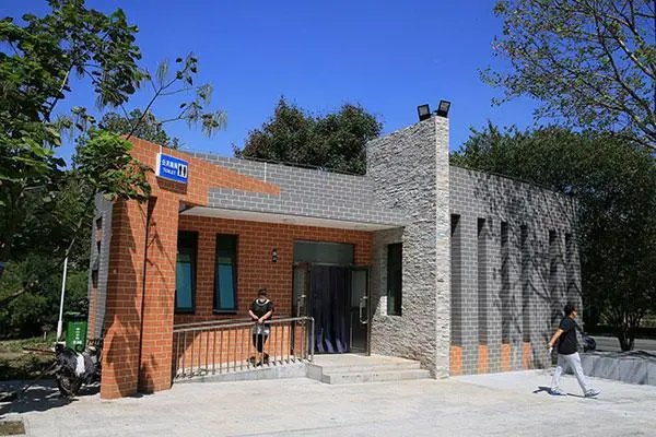 官方回应庄稼地里出现两层楼豪华公厕：系垃圾中转站，网友们是如何回复的？