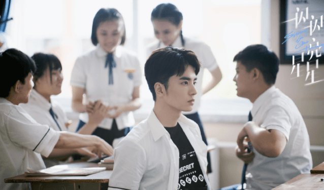 请问《一闪一闪亮星星》中结局最后举伞人是谁?