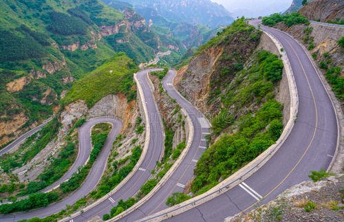 开车途经2.3公里山路拐22道弯要注意什么？