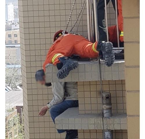扬州老人晒被子险坠楼，倒挂18层外晾衣架上，最终是如何脱险的？