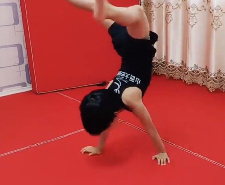 5岁女童1分钟80个后手翻，女孩会不会去参加此类比赛？