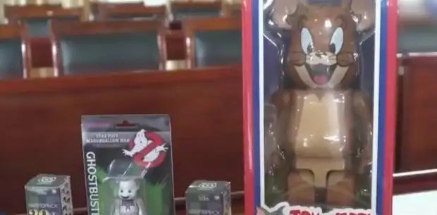 中年男子迷上公仔舍不得买偷4个，老板被气笑了！男子此举会被如何定性？