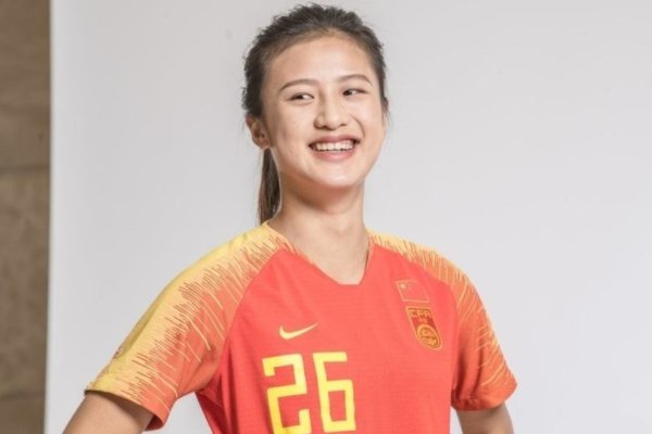 女足夺冠之夜，女足队长王珊珊母亲看到女儿胜利有何表示？