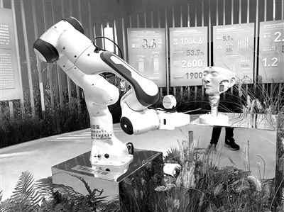 核酸采样机器人现身上海街头，这种机器人是否可能完全取代人工？