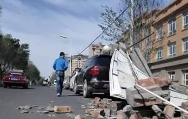 新疆强风，学生们上课路上被风吹走，造成这种天气的原因是什么？