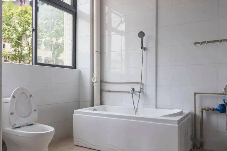 南阳一学校宿舍厕所没装门，校方：为方便学生，这真的方便吗？