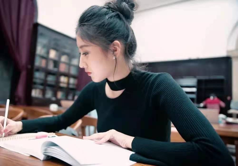 清华学生晒一周作业，因作业量太大直呼救命，你对这一幕有何感触？