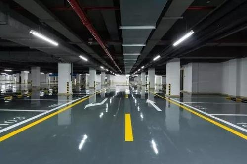 小区停车位不足，邻居家老人天天去蹲点抢车位合理吗？