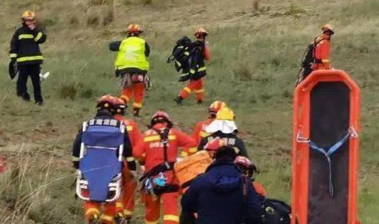 马拉松遇难者女儿通过视频认出父亲，这名女儿对比赛提出了怎样的质疑？