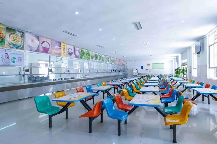 承包食堂，承包费用一年2w，200人能不能接？