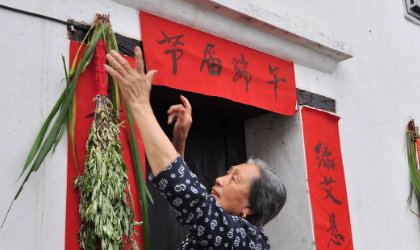 艾草是挂进门的右边还是出门的右边？