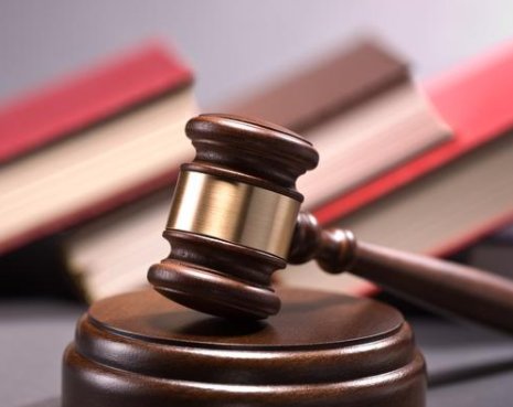 浙江一男子不服判决向法院送侮辱性锦旗，该名男子的行为是否涉嫌违法