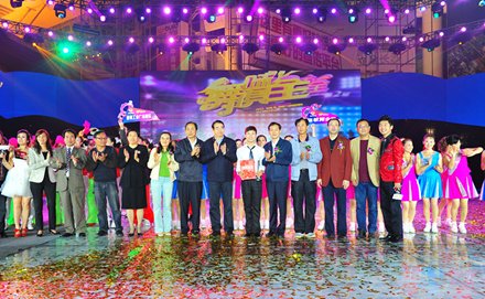 《难忘今宵》这首歌是那年出来的？谁唱的？在春晚上唱了多少回了？