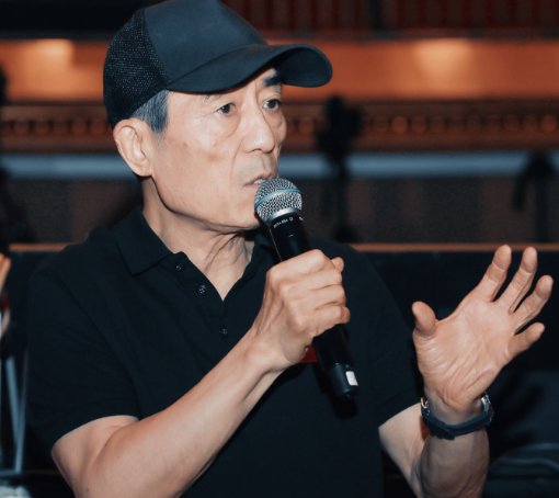 张艺谋妻子发文心疼丈夫为开闭幕式鞠躬尽瘁，怕他突然倒下，你怎么评价？