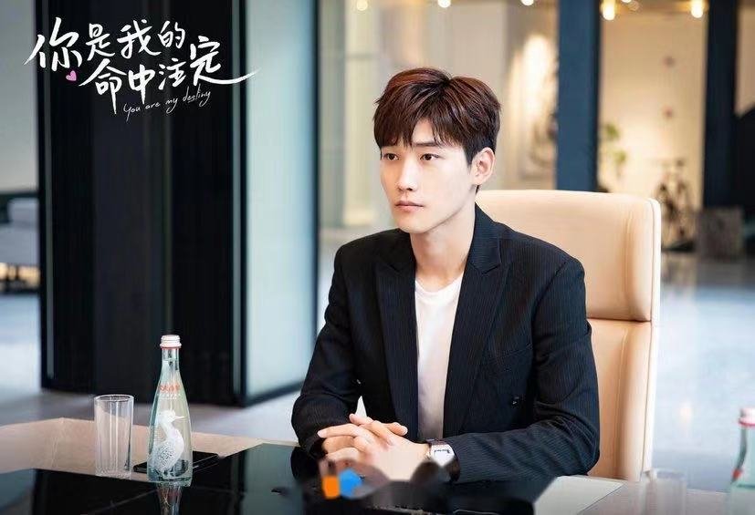 有网友拍到邢昭林连夜买李宁，明星这是在爱国还是避嫌？