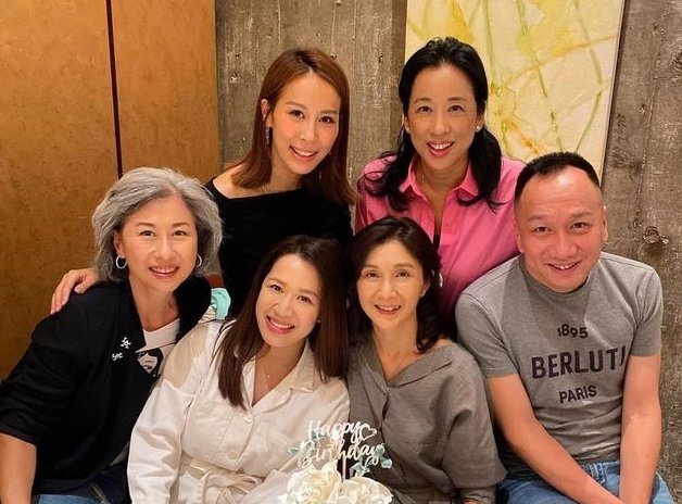 叶倩文与4位港姐聚会，她的气质还是一如既往吗？