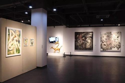 艺术作品偷拍千名女生并排名被撤展，这样的艺术展还有意义吗？