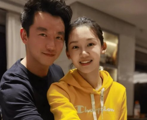 苗苗晒与女儿亲子时光，郑恺全程陪同变身超级奶爸，他们是如何相识相爱的？