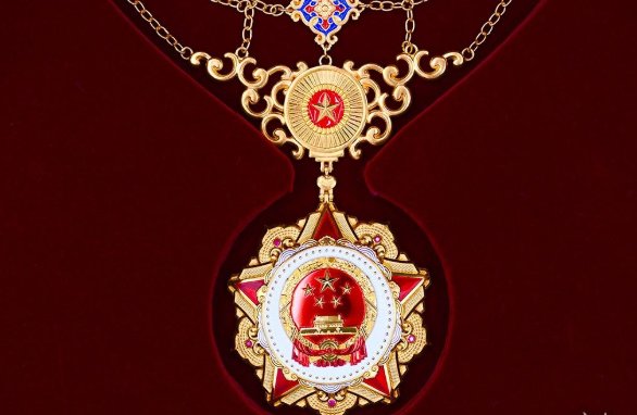 袁隆平袁隆平的勋章是什么材料？