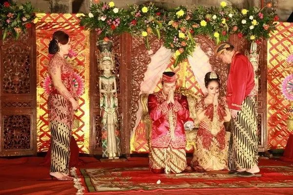 代表建议尽早取缔农村恶搞式婚闹，农村的恶俗婚闹是如何衍生出来的