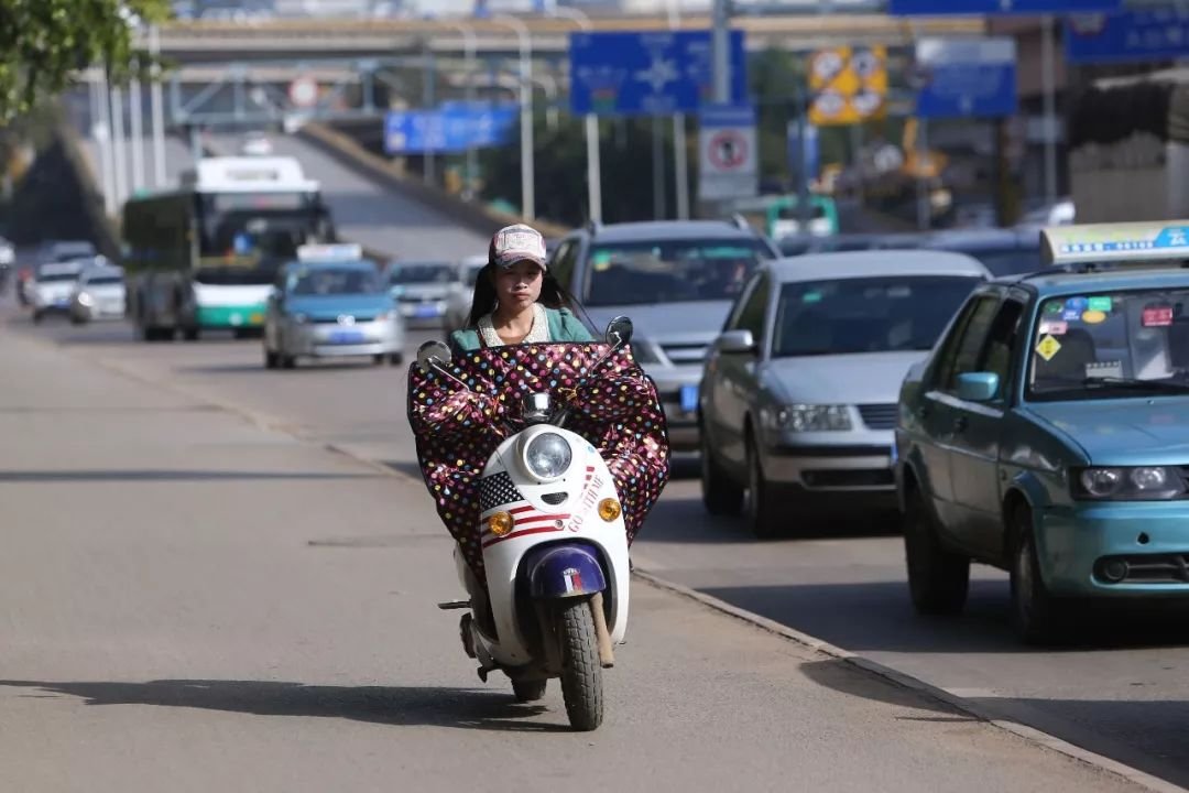 洛阳街头两小伙披棉被骑车,为何天气寒冷都阻挡不了骑行者?