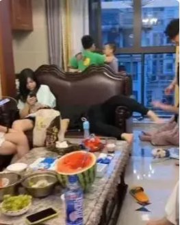 暑假花了80后舅舅6万块的16个外甥，国庆又来了，他们为何能轰动全网？