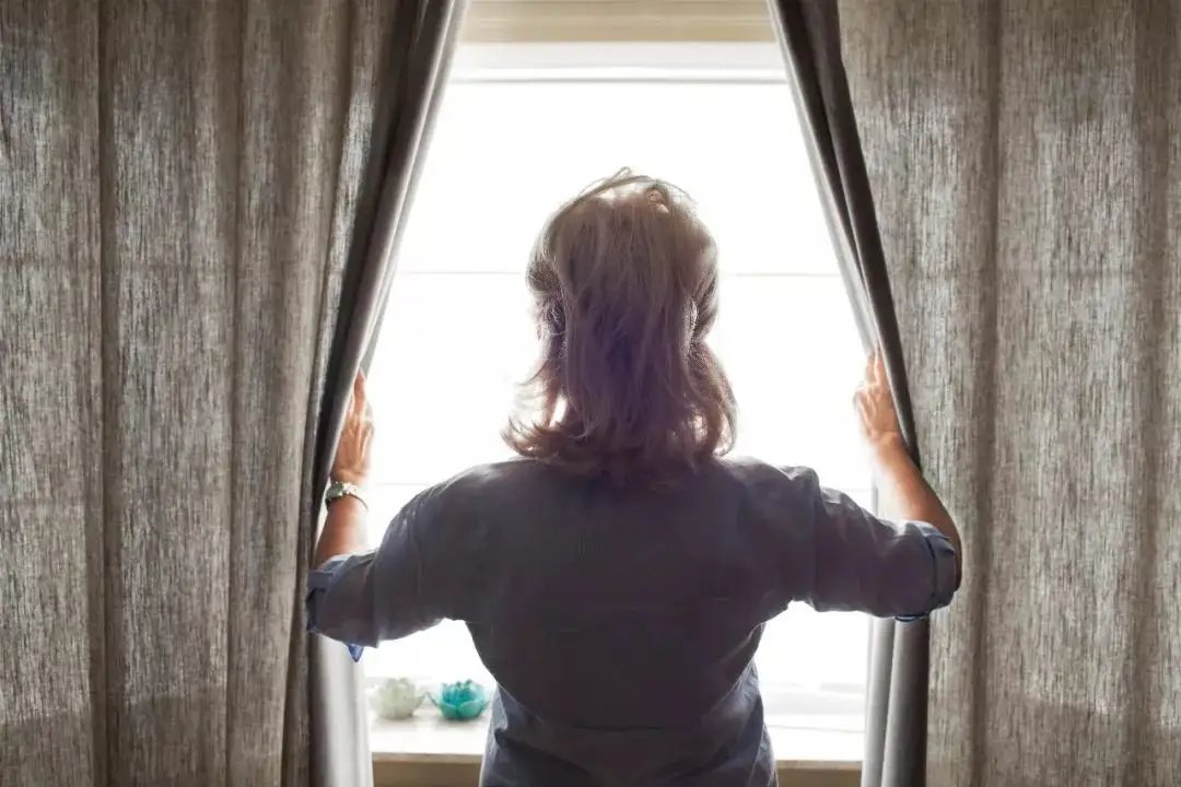 四川女子开窗看热闹,整楼窗边都是脑袋,封控时期的生活有多无聊?