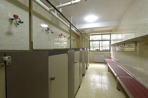 南阳一学校宿舍厕所没装门，校方：为方便学生，这真的方便吗？