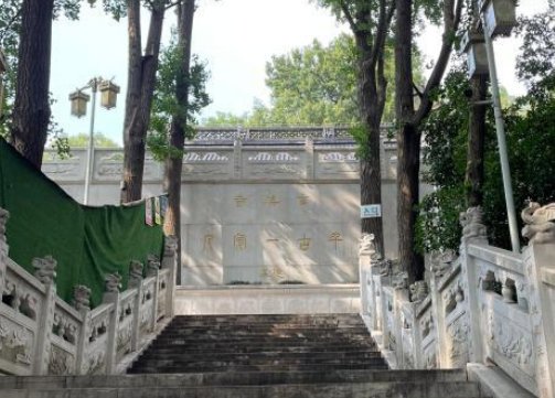 “供奉战犯牌位”的玄奘寺暂停开放，佛门寺庙商业化会带来哪些危害？