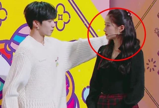 刘耀文首次见关晓彤，称呼齁甜引全场嘉宾起哄，鹿晗为何不敢喊？