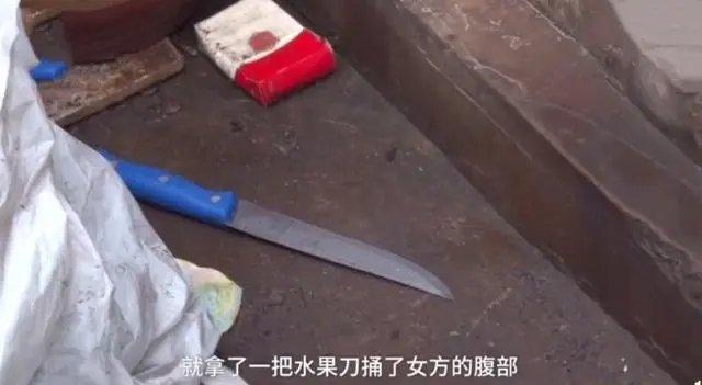 恶劣！男子持刀报复女友错捅过路女孩，其行为会被如何定性？