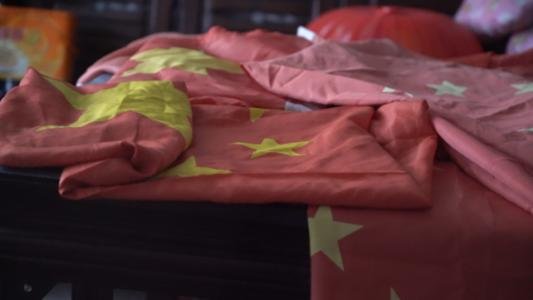 95岁老人院子里升国旗54年，是什么信念支撑着他？