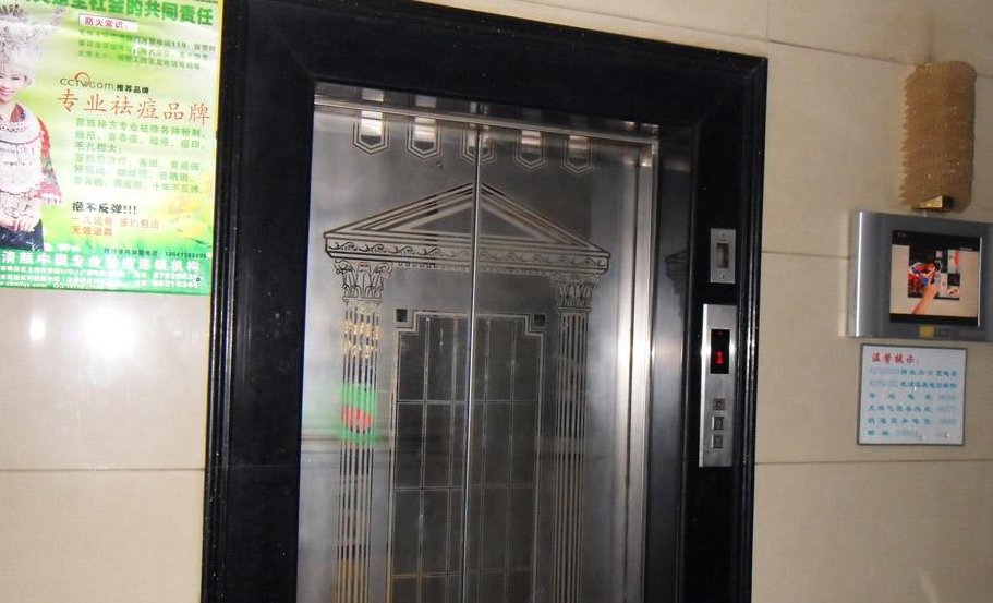 西安一男子电梯里让路反被群殴骨折,这些人为何敢如此胆大妄为?