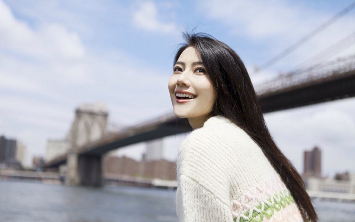 高圆圆霸气回归职场，穿休闲装回公司开会，她的状态如何？