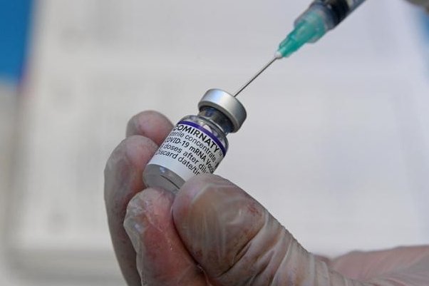 想要疫苗接种证书，意大利男子拿假臂接种，是如何被识破的？