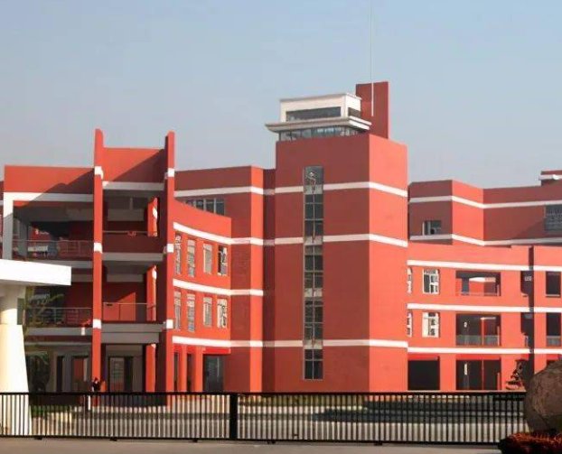 孩子今年小升初，想问一下河南省实验中学和文博分校哪个好？学费分别是多少？