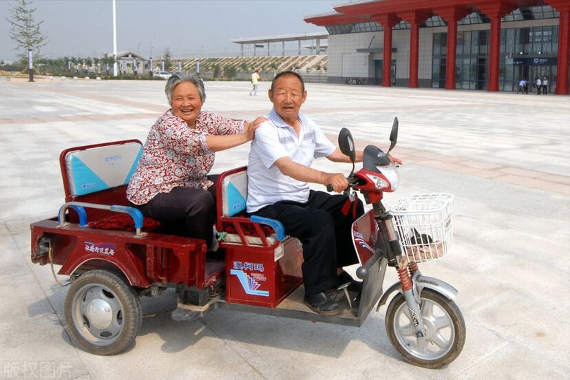 河北老人剐蹭汽车拿两张最大额零钱赔偿，车主对此事作何态度？