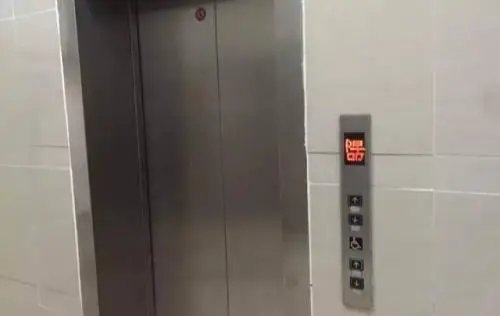 小区保安回应男孩被困电梯坠亡，小区物业需要承担什么责任？